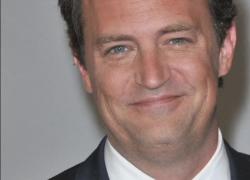 Matthew Perry, arresti per la ketamina all’attore di Friends morto nel 2023 dopo un’overdose, perquisizioni anche tra le star di Hollywood