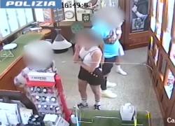 Ferrara, furto da 40mila euro in gioielleria col finto pancione: coppia distrae negoziante, complice ruba nel retro - VIDEO