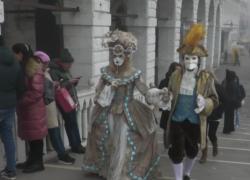 Carnevale di Venezia, la nebbia non impedisce a migliaia di sfilare in maschera per le calli della città lagunare - VIDEO
