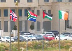 Cisgiordania issa le bandiere dei paesi che riconoscono la Palestina: spagnola, irlandese, norvegese e sudafricana - VIDEO