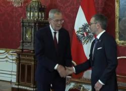 Austria, leader di estrema destra Herbert Kickl incaricato di formare nuovo governo, il presidente Van der Bellen: “Scelta difficile”