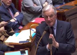 Francia, caduto il governo Barnier con la sfiducia, non accadeva dal 1962, lo spread a 84,5 punti ai massimi dal 2012, "Macron verso nomina nuovo premier in 24h"