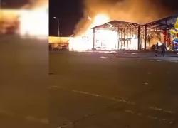 Incendio all'Ortomercato di Milano di via Lombroso ad opera di un piromane straniero, 3 capannoni distrutti dalle fiamme - VIDEO