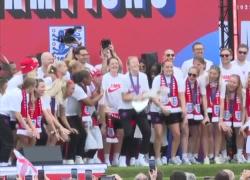 Calcio, la nazionale femminile inglese festeggia a Buckingham Palace