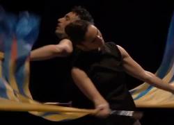 Bolzano Danza, le bandiere e i corpi politici di Panzetti e Ticconi