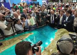 Matteo Salvini al Meeting, bagno di folla tra gli stand