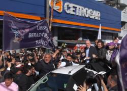Argentina, aggredito Javier Milei durante evento elettorale a Buenos Aires, lanciate pietre e altri oggetti, convoglio presidenziale in fuga - VIDEO