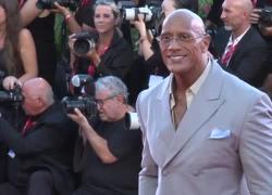 A Venezia The Rock ed Emily Blunt, red carpet "The Smashing Machine"
