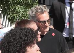 Joaquin Phoenix e Oscar Isaac a Venezia fra selfie e autografi