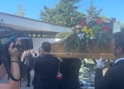 A Segrate i funerali di Emilio Fede, l'arrivo del feretro