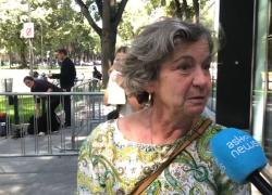 A Milano l'omaggio dei cittadini ad Armani: qui per "Re Giorgio"