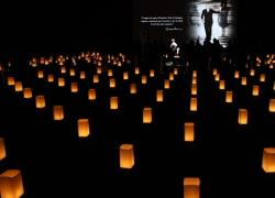 Lanterne, fiori bianchi e lacrime: a Milano l'ultimo saluto ad Armani
