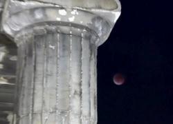 Luna rossa sopra l'Acropoli di Atene per l'eclissi totale