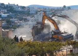 I bulldozer israeliani demoliscono casa palestinese in Cisgiordania