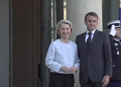 Francia, Macron accoglie Ursula von der Leyen all'Eliseo