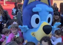 La cagnolina Bluey sul red carpet con i bambini a Roma