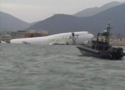 Aereo cargo precipita in mare a Hong Kong, due morti