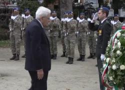 Mattarella a Bruxelles, depone corona di fiori al milite ignoto