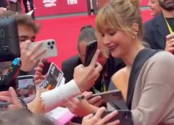 Festa Roma, Jennifer Lawrence si concede ai fan: saluti e autografi