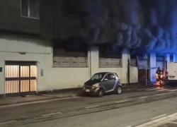 Napoli, incendio in un magazzino: evacuato un intero edificio