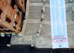 L'enorme scontrino di Greenpeace con il conto della crisi climatica