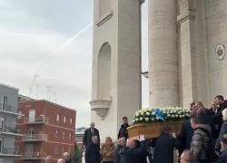 A Ponte Milvio l'addio a Nicola Pietrangeli, l'arrivo del feretro