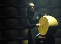 Parmigiano Reggiano: 4 milioni di forme e l'arte dei 24 battitori