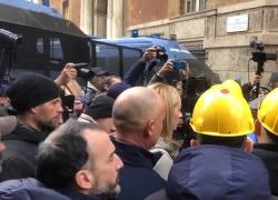 Ex Ilva, la sindaca Salis incontra i metalmeccanici in corteo a Genova