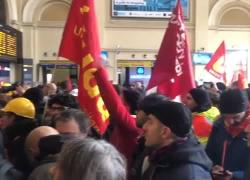 Ex Ilva, a Genova lavoratori occupano la stazione Brignole