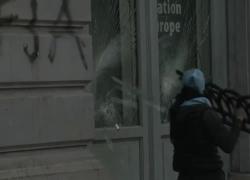 Ue, scontri polizia e agricoltori, vetrine rotte e fuochi d'artificio