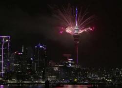 Fuochi d'artificio sulla Sky Tower: la Nuova Zelanda accoglie il 2026