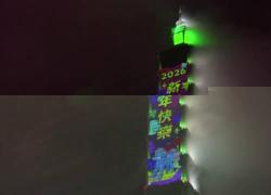 Capodanno a Taiwan: fuochi d'artificio dal grattacielo Taipei 101