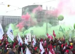 Migliaia di agricoltori protestano a Strasburgo: "Stop Mercosur"
