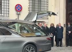 L'arrivo del feretro di Valentino, aperta la camera ardente a Roma