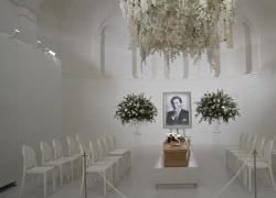 La camera ardente di Valentino: "Total white" e gli amati carlini