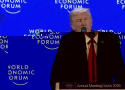 Trump prende in giro Macron con gli occhiali da sole: "Un duro"