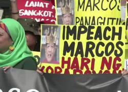 In piazza per l'impeachment del Presidente delle Filippine Marcos