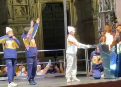 La fiamma olimpica in piazza Duomo a Milano, acceso il braciere 