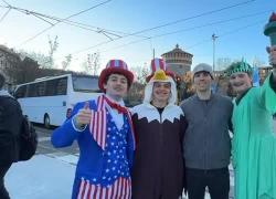 Milano entra nel clima dei Giochi nel giorno d'apertura