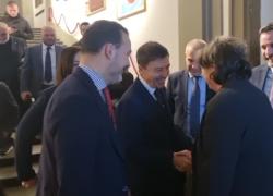 Foibe, stretta di mano tra Bocchino e presidente Consiglio Toscana