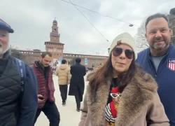 Olimpiadi, una tifosa Usa in coda per i souvenir: "Adoro Milano"