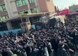 Iran, la protesta all'Universit&agrave; di Teheran: "Lunga vita allo sci&agrave;"