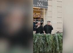 Sanremo, Fedez e Masini cantano "Male necessario" dal balcone