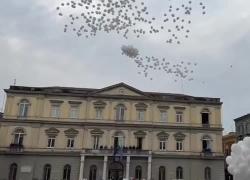 A Nola i funerali del piccolo Domenico, palloncini bianchi e applausi