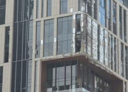 I palazzi a Dubai colpiti dai detriti dopo un attacco intercettato