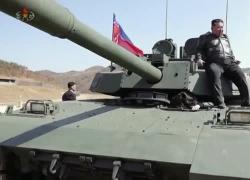 Il leader nordcoreano Kim Jong Un e sua figlia su un carro armato