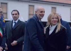 Bossi, arrivata Meloni a Pontida: applausi ma anche il coro "Secessione"