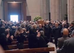 Il feretro di Bossi a Pontida lungo applauso e suono delle cornamuse