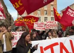 Referendum, studenti in piazza a Roma festeggiano la vittoria del No
