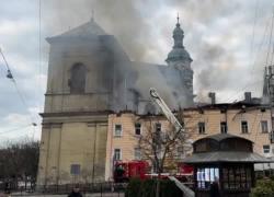 Attacchi con drone nel centro di Leopoli, in fiamme un palazzo